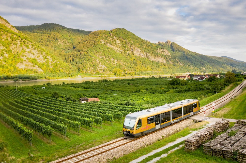 „Ausg’steckt am Bahnhof“ – Niederösterreichs Heurigenkultur stressfrei genießen